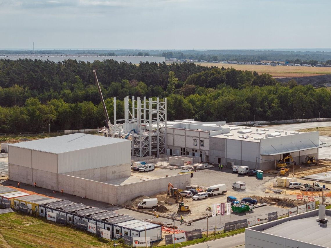 Nowa fabryka Baumit pnie się w górę: w Zimnej Wódce rośnie 63-metrowa wieża technologiczna
