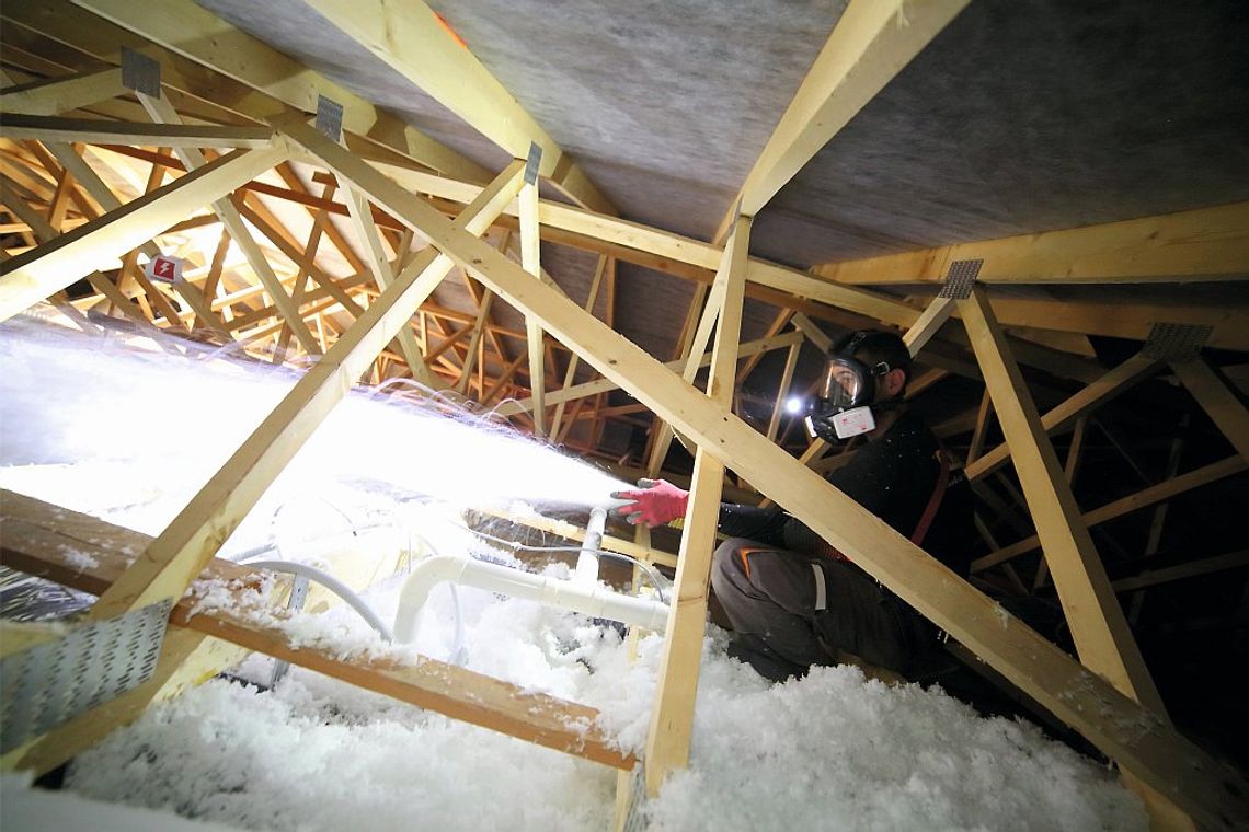 Nowość na rynku budowlanym! Wełna wdmuchiwana – łatwa i natychmiastowa termoizolacja Nowość na rynku budowlanym! Wełna wdmuchiwana – łatwa i natychmiastowa termoizolacja