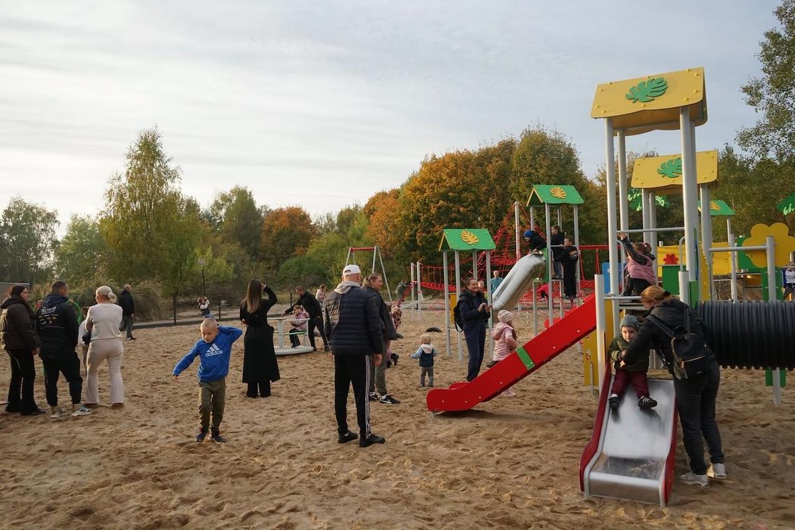 Nowy plac zabaw w Płotach już otwarty. Mieszkańcy Osiedla 700-lecia mają powód do radości Nowy plac zabaw w Płotach już otwarty. Mieszkańcy Osiedla 700-lecia mają powód do radości