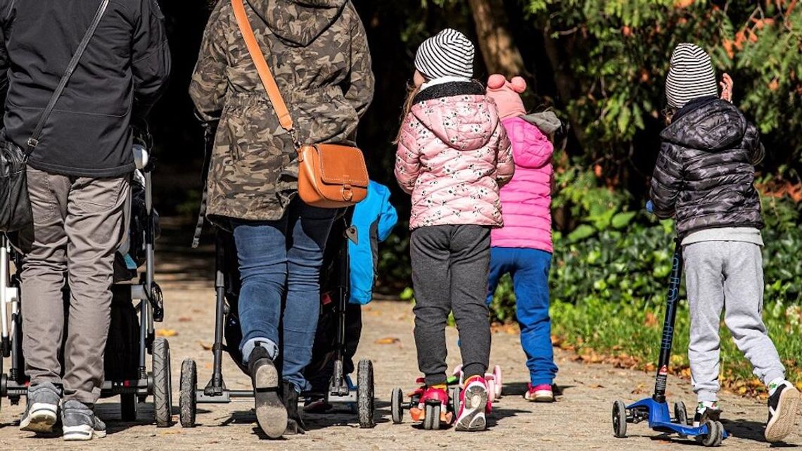 Obcokrajowcy dostają coraz mniej świadczeń z puli 800 plus. Spadek rok do roku jest przeszło 4-proc.