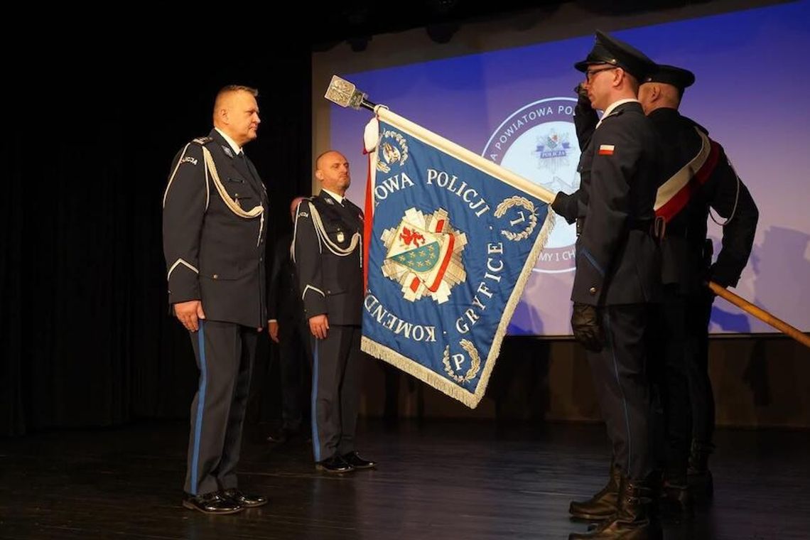 ODPRAWA ROCZNA I ZMIANA NA STANOWISKU KOMENDANTA POWIATOWEGO POLICJI W GRYFICACH ODPRAWA ROCZNA I ZMIANA NA STANOWISKU KOMENDANTA POWIATOWEGO POLICJI W GRYFICACH