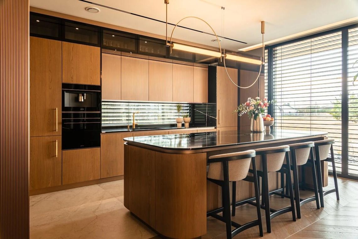 „One of a kind” w praktyce. Dlaczego naturalne materiały eliminują powtarzalność w projektowaniu kuchni premium