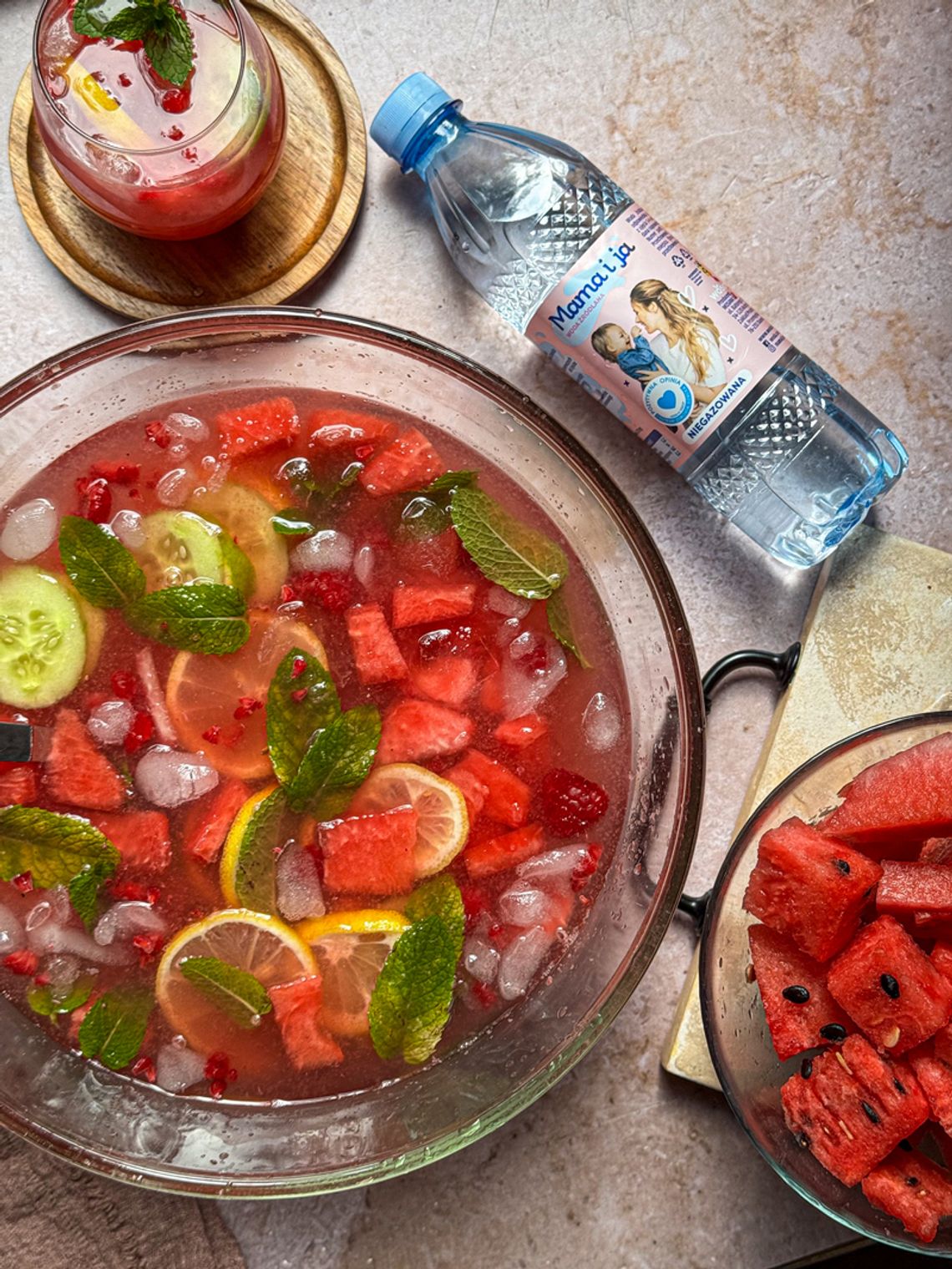 Orzeźwiająca arbuzowa lemoniada - idealny napój na gorące dni z naturalnymi składnikami! Orzeźwiająca arbuzowa lemoniada - idealny napój na gorące dni z naturalnymi składnikami!