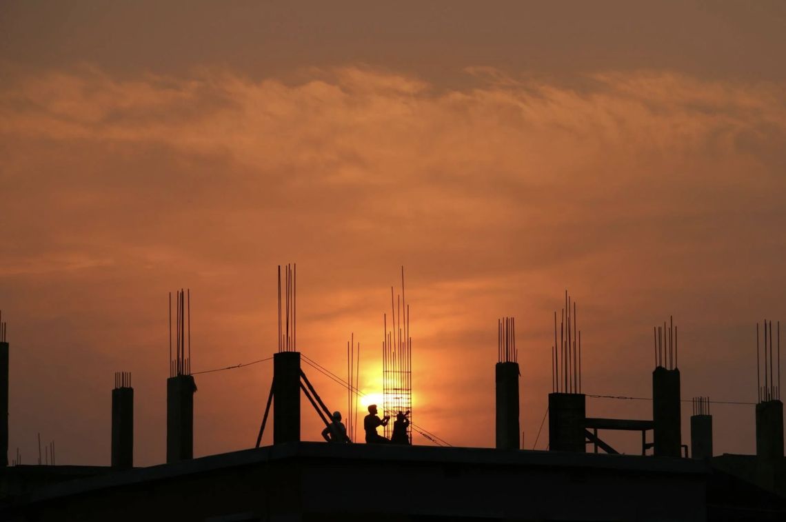 Ostatni kwartał 2025 w branży budowlanej:  trendy i przewidywania w sektorze domów i mieszkań