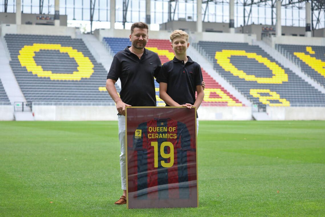 Pędzlem i stemplem malowane Ceramika Bolesławiec w portowej drużynie