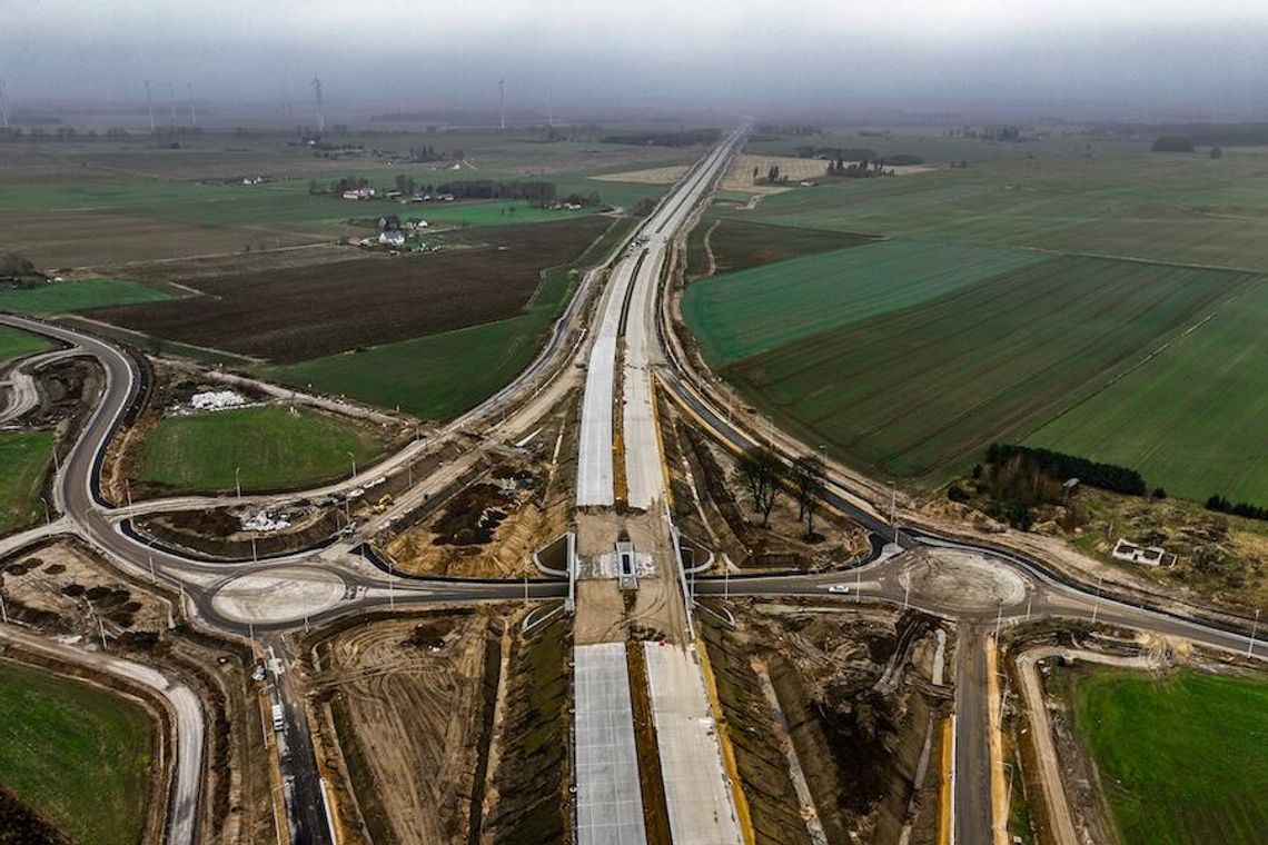 Pierwsza betonowa ekspresówka w północnej Polsce coraz bliżej finiszu. Prace trwają nawet 24 godziny na dobę Pierwsza betonowa ekspresówka w północnej Polsce coraz bliżej finiszu. Prace trwają nawet 24 godziny na dobę