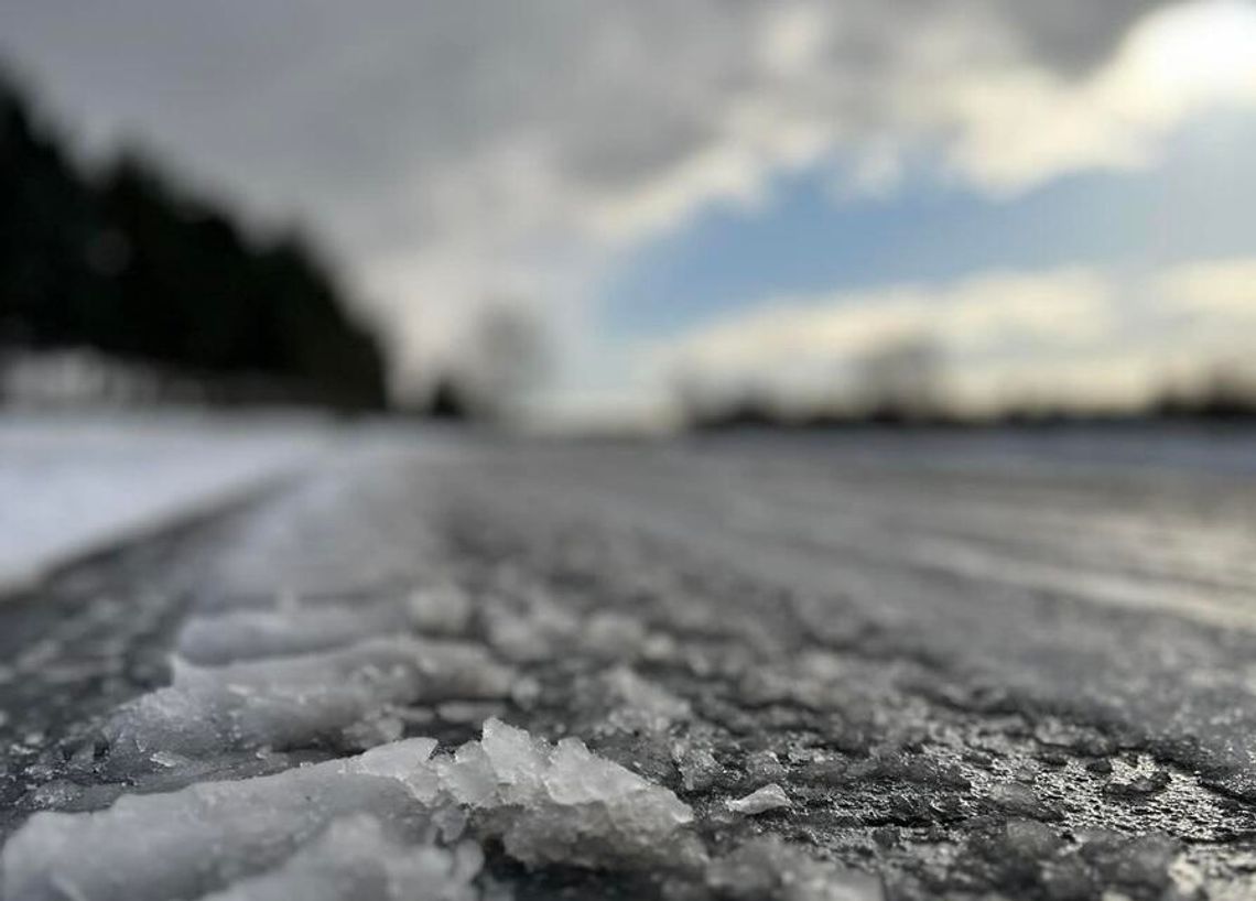 PIERWSZE OZNAKI ZIMY! POLICJA PROSI O ROZWAGĘ I ZACHOWNIE OSTROŻNOŚCI!