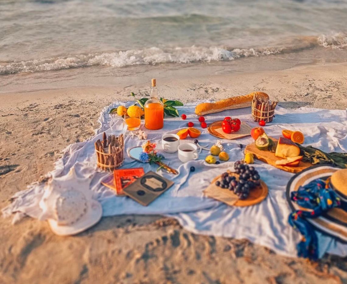 Piknik na plaży zamiast restauracji. Jakie przekąski zabrać ze sobą na wakacyjny wyjazd? Piknik na plaży zamiast restauracji. Jakie przekąski zabrać ze sobą na wakacyjny wyjazd?
