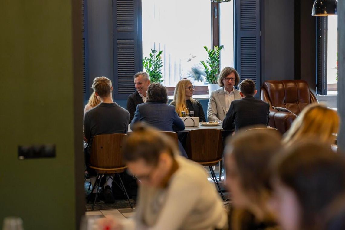 Pod szklanym niebem – jak architektura wpływa na atmosferę wrocławskiej restauracji