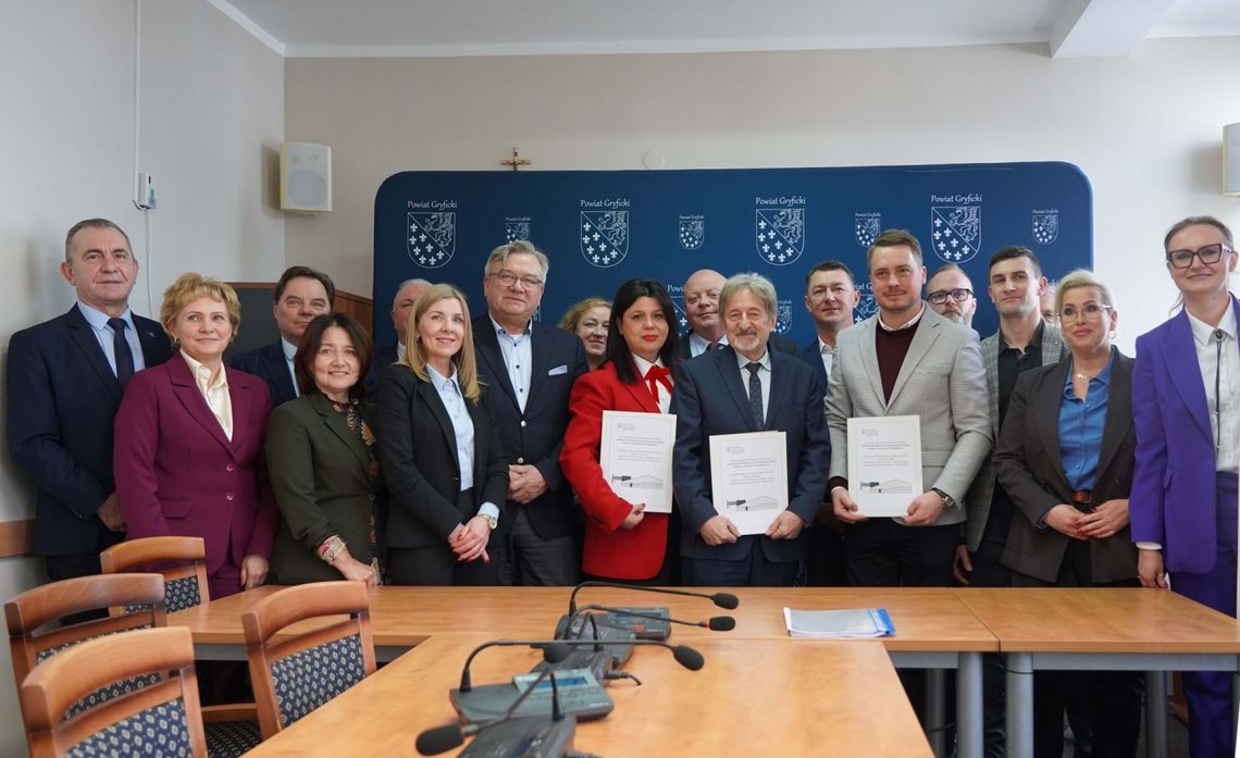 Podpisanie umowy na budowę hali widowiskowo-sportowej w Trzebiatowie