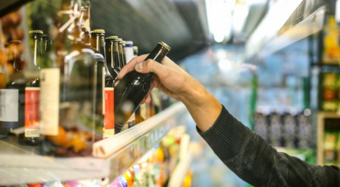 Polacy mylą piwo alkoholowe i bezalkoholowe - połowa z nich chce zakazu reklamy dla obu wariantów