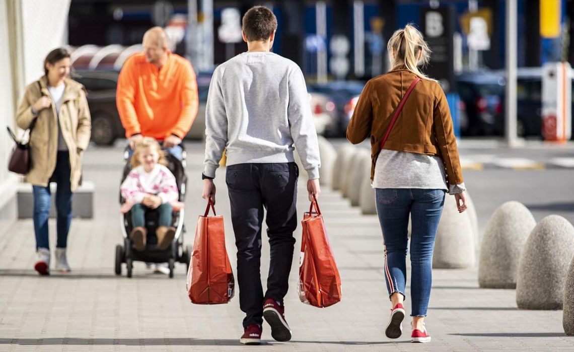 Polacy zmieniają przyzwyczajenia. Obecnie najczęściej oszczędzają na elektronice, meblach i odzieży