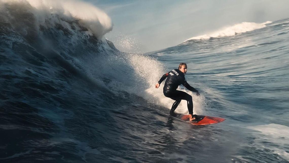 Polak na największych falach świata. 24-latek pokonał ponad 15-metrowego giganta w Nazaré - to kolejny taki wyczyn w jego życiu