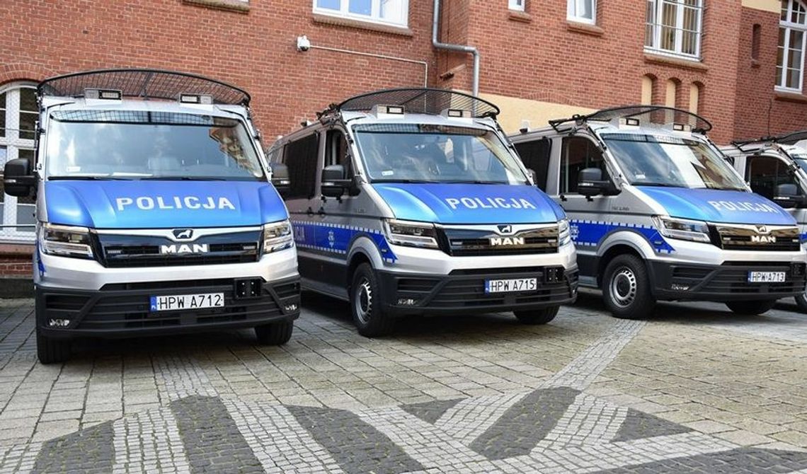 Policjanci Oddziału Prewencji Policji ze Szczecina zatrzymali mężczyznę poszukiwanego 8 listami gończymi