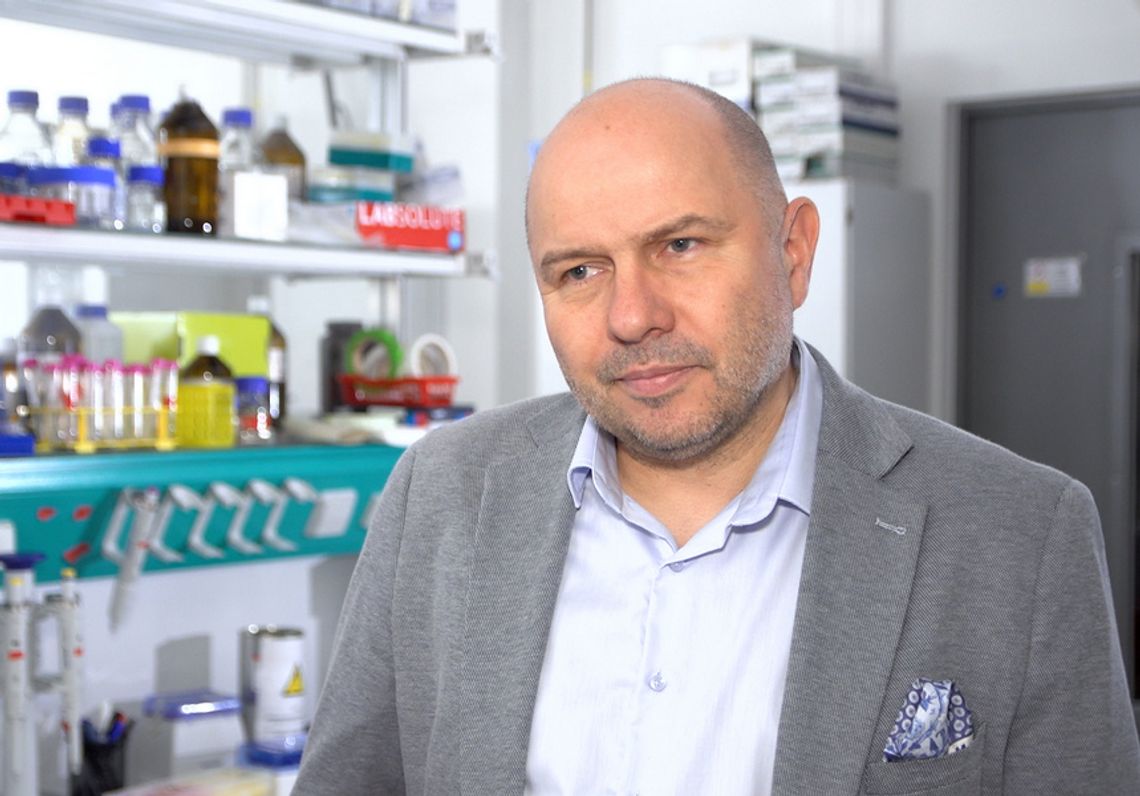 Polscy naukowcy jako pierwsi na świecie stworzyli cyrkularne mRNA metodą chemiczną. To może pomóc w leczeniu genetycznych chorób rzadkich