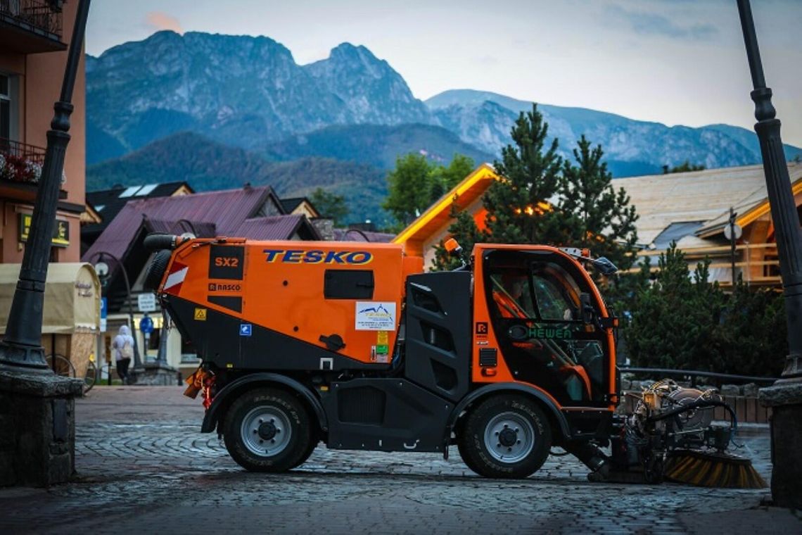 Profesjonalne zamiatarki uliczne w walce ze smogiem drogowym o zdrowe płuca