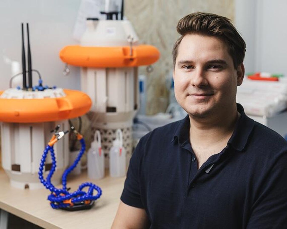 Projekt doktoranta z Polski zwyciężył w światowym finale prestiżowego Konkursu Nagroda Jamesa Dysona 2025 Projekt doktoranta z Polski zwyciężył w światowym finale prestiżowego Konkursu Nagroda Jamesa Dysona 2025