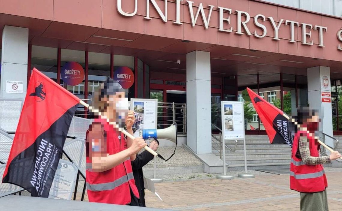 Protest na Uniwersytecie Śląskim przeciw 2-letnim cięciom. Społeczność uczelni mówi „nie” polityce głodzenia i zapowiada demonstrację 18 maja Protest na Uniwersytecie Śląskim przeciw 2-letnim cięciom. Społeczność uczelni mówi „nie” polityce głodzenia i zapowiada demonstrację 18 maja