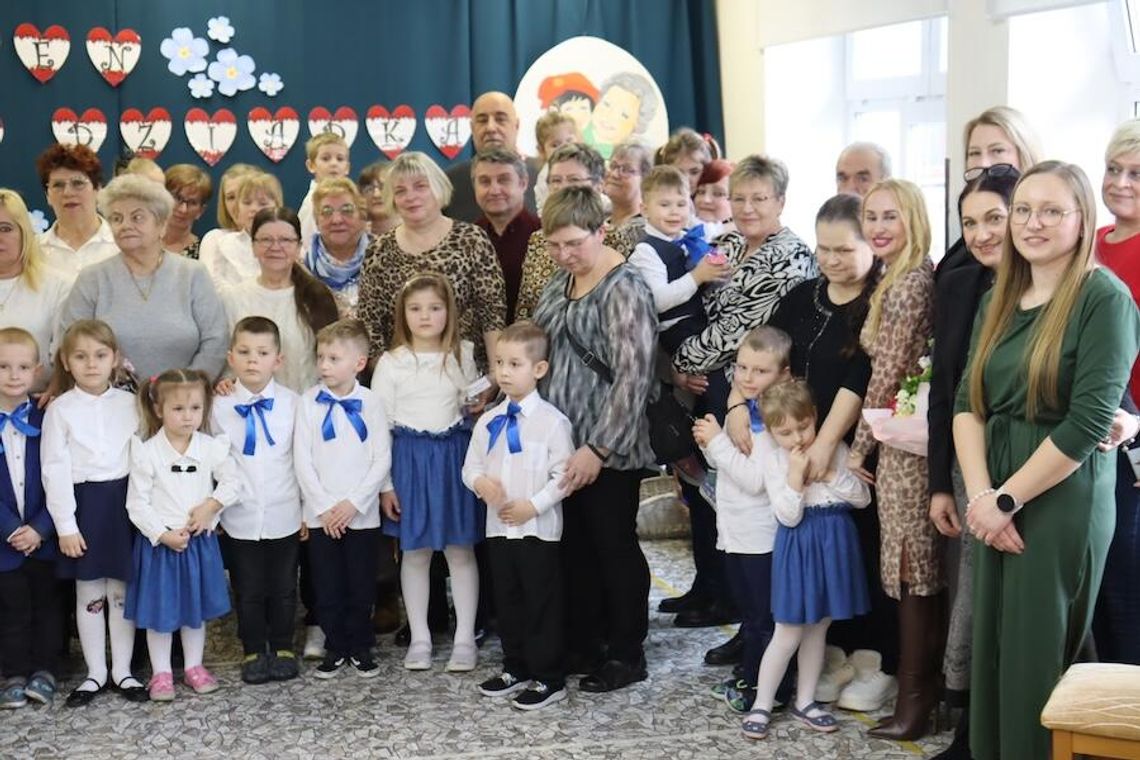 PRZEDSZKOLAKI Z SP MODLIMOWO ŚWIETUJĄ DZIEŃ BABCI I DZIADKA PRZEDSZKOLAKI Z SP MODLIMOWO ŚWIETUJĄ DZIEŃ BABCI I DZIADKA