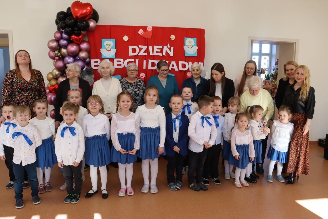 PRZEDSZKOLAKI Z SP MODLIMOWO Z WIZYTĄ W DZIENNYM DOMU SENIORA