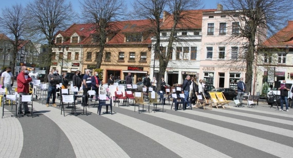 Puste krzesła i protest zdesperowanych przedsiębiorców…