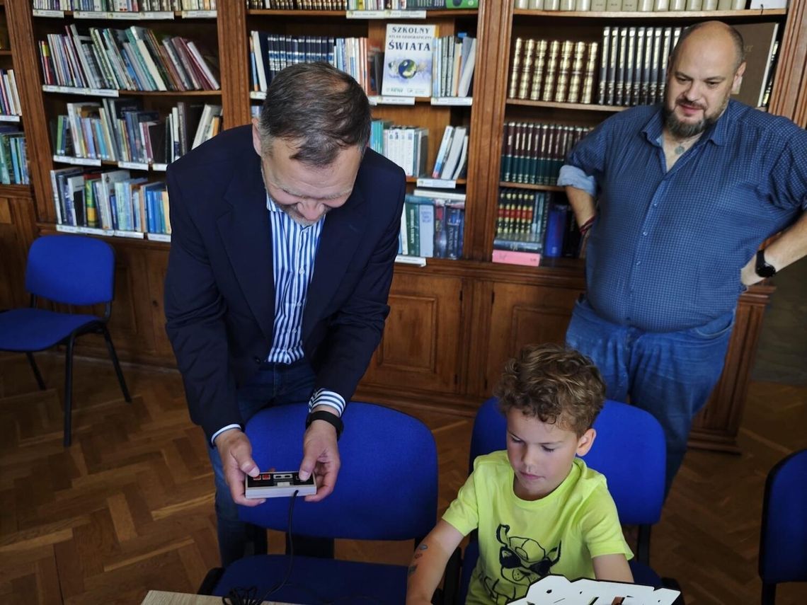 Retro Graty w gryfickiej bibliotece – klasyczne gry połączyły pokolenia Retro Graty w gryfickiej bibliotece – klasyczne gry połączyły pokolenia