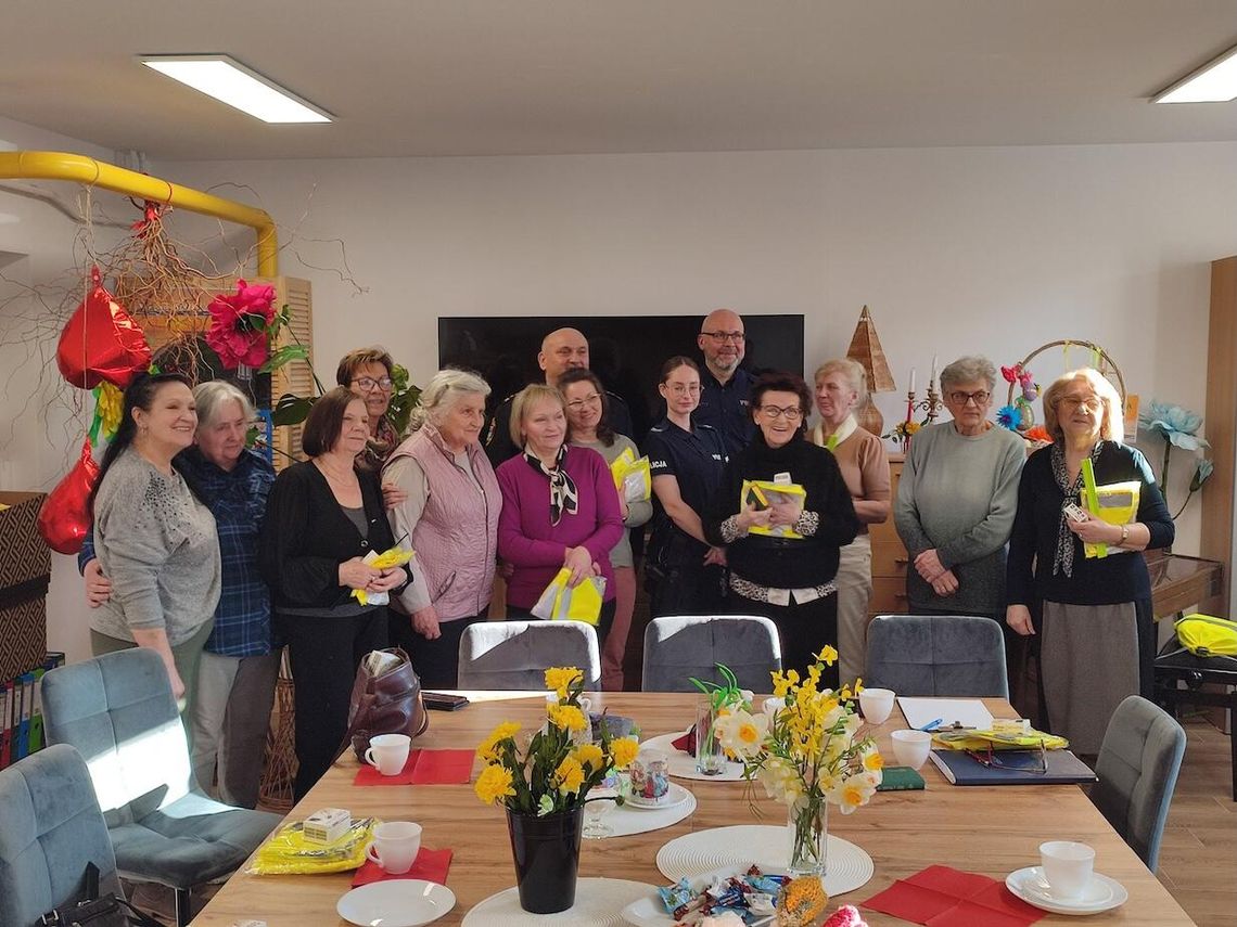 Rewal: policjanci i straż gminna uczą seniorów, jak chronić się przed oszustwami w sieci Rewal: policjanci i straż gminna uczą seniorów, jak chronić się przed oszustwami w sieci