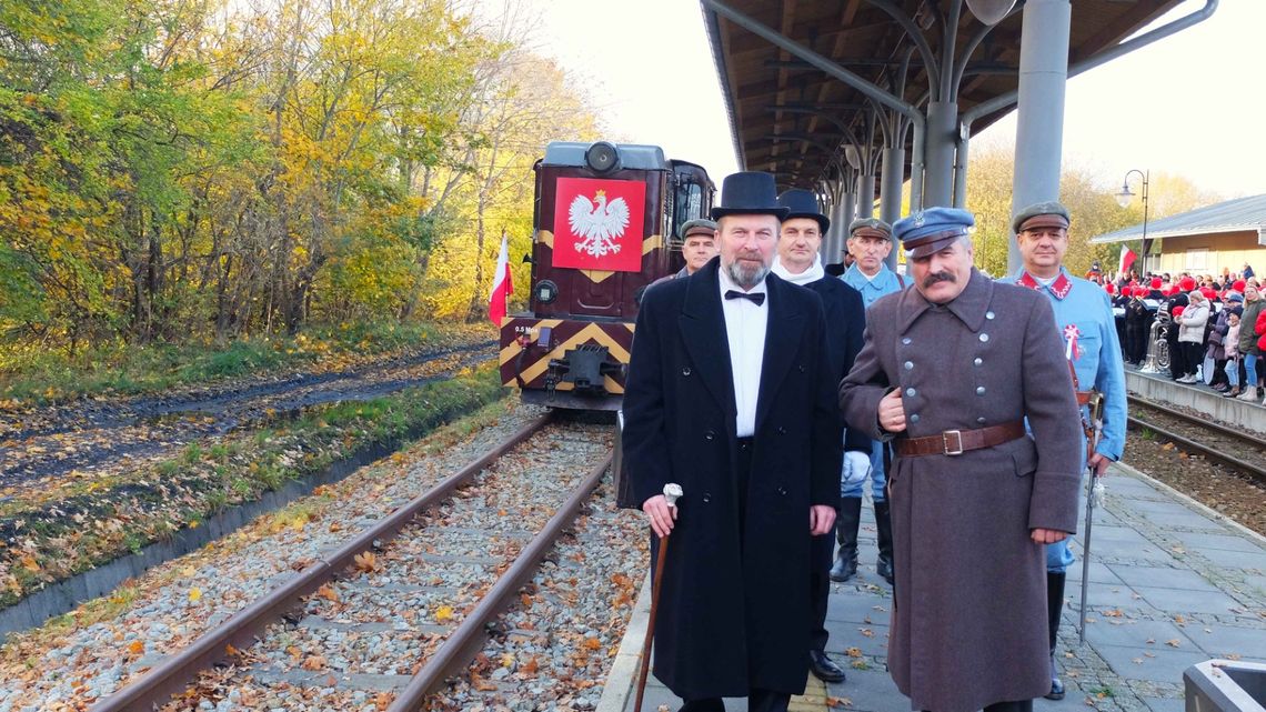Rewalska kolejka zaprasza na przejażdżki z Ojcami Polskiej Niepodległości.