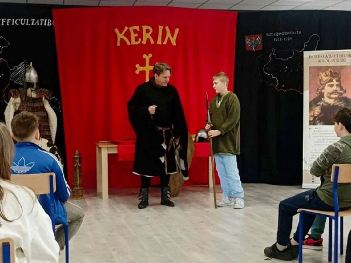 RYCERZE Z BRACTWA KERIN W SZKOLE PODSTAWOWEJ W CERKWICY