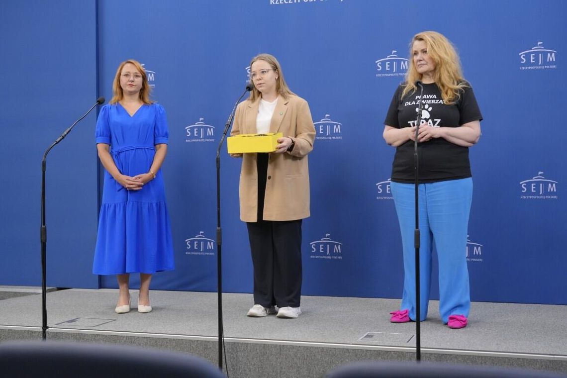 Setki much w Sejmie – mieszkańcy wsi przypominają politykom o zakazie hodowli zwierząt na futro