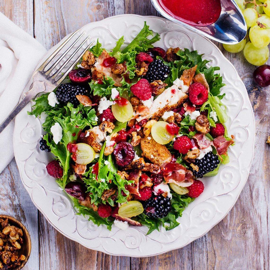 Sezonowa sałatka z kurczakiem, malinami i jeżynami