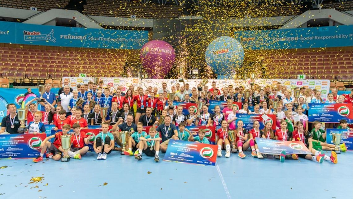 Siatkówka bawi, uczy i wychowuje – każdego roku tysiące rodzin w Polsce przekonuje się o tym dzięki projektowi ZACZNIJ OD MINISIATKÓWKI