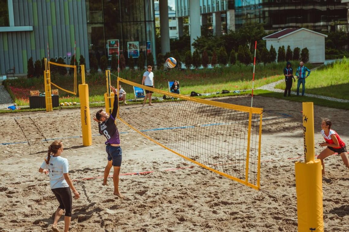 Siatkówka plażowa w centrum biurowym