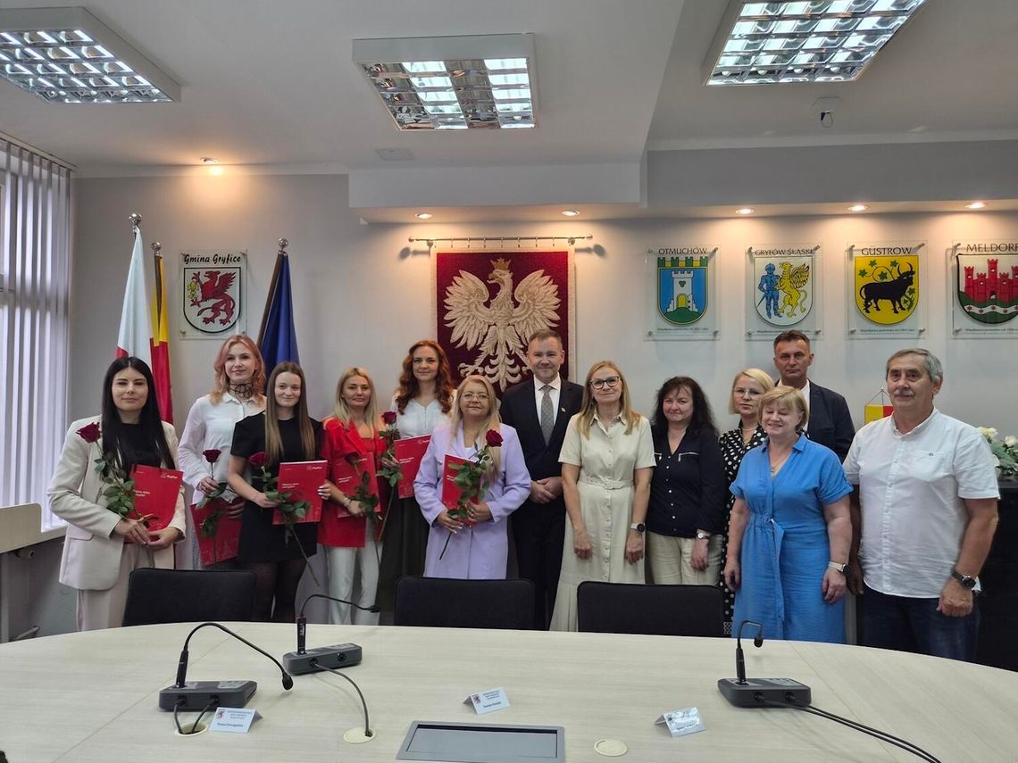 Siedem nauczycielek z Gminy Gryfice odebrało akty mianowania Siedem nauczycielek z Gminy Gryfice odebrało akty mianowania