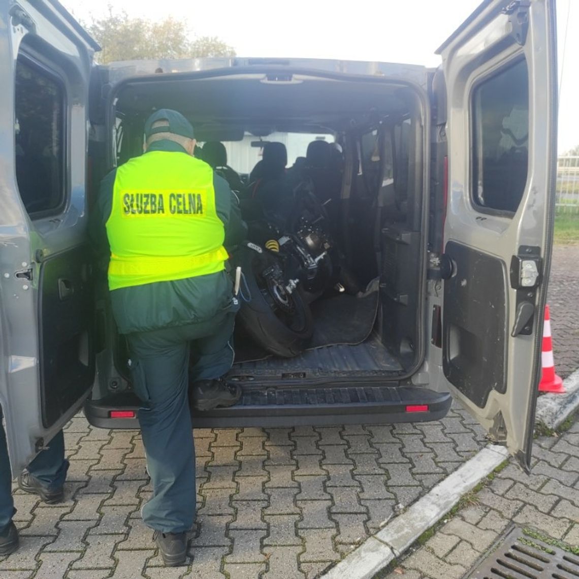 Skradzione motocykle w busie wjeżdżającym z Niemiec