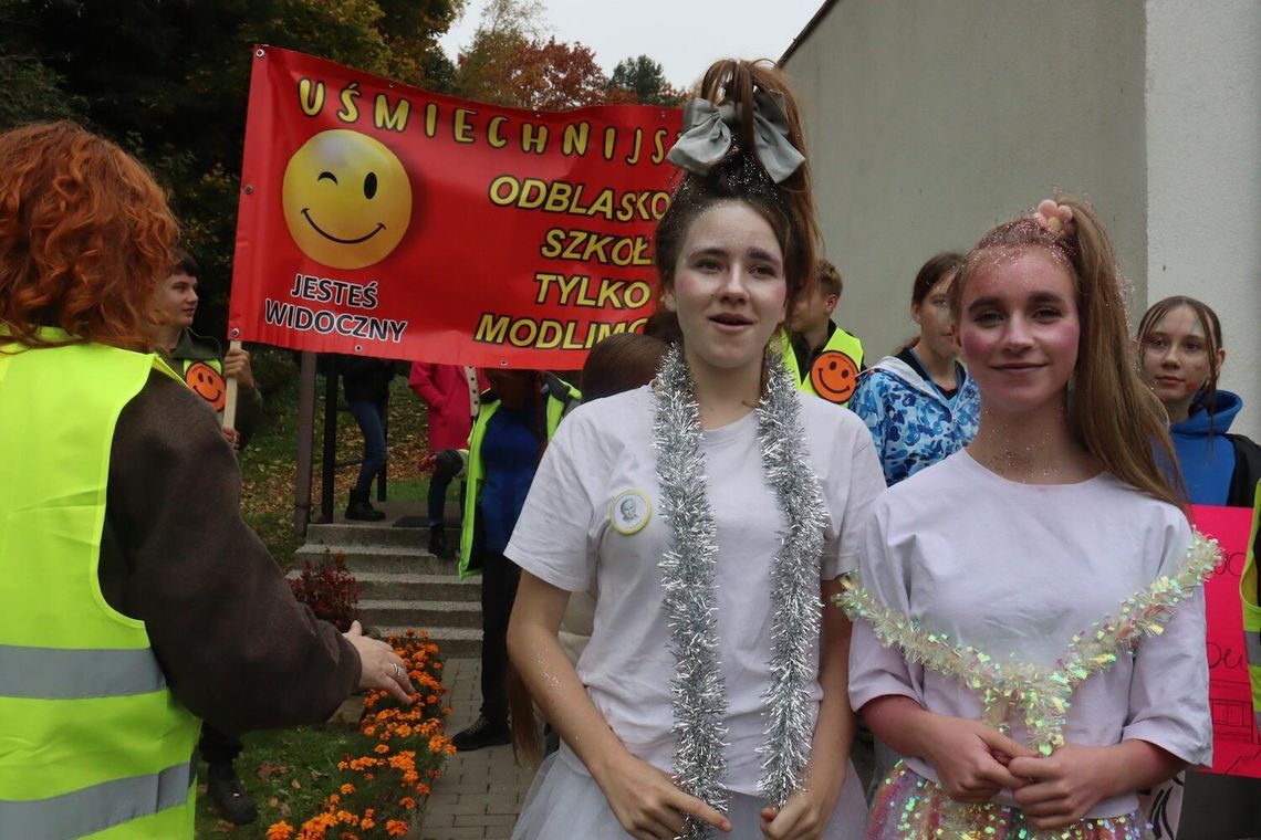 SP MODLIMOWO ŚWIECI PRZYKŁADEM - ODBLASKOWY MARSZ ! SP MODLIMOWO ŚWIECI PRZYKŁADEM - ODBLASKOWY MARSZ !