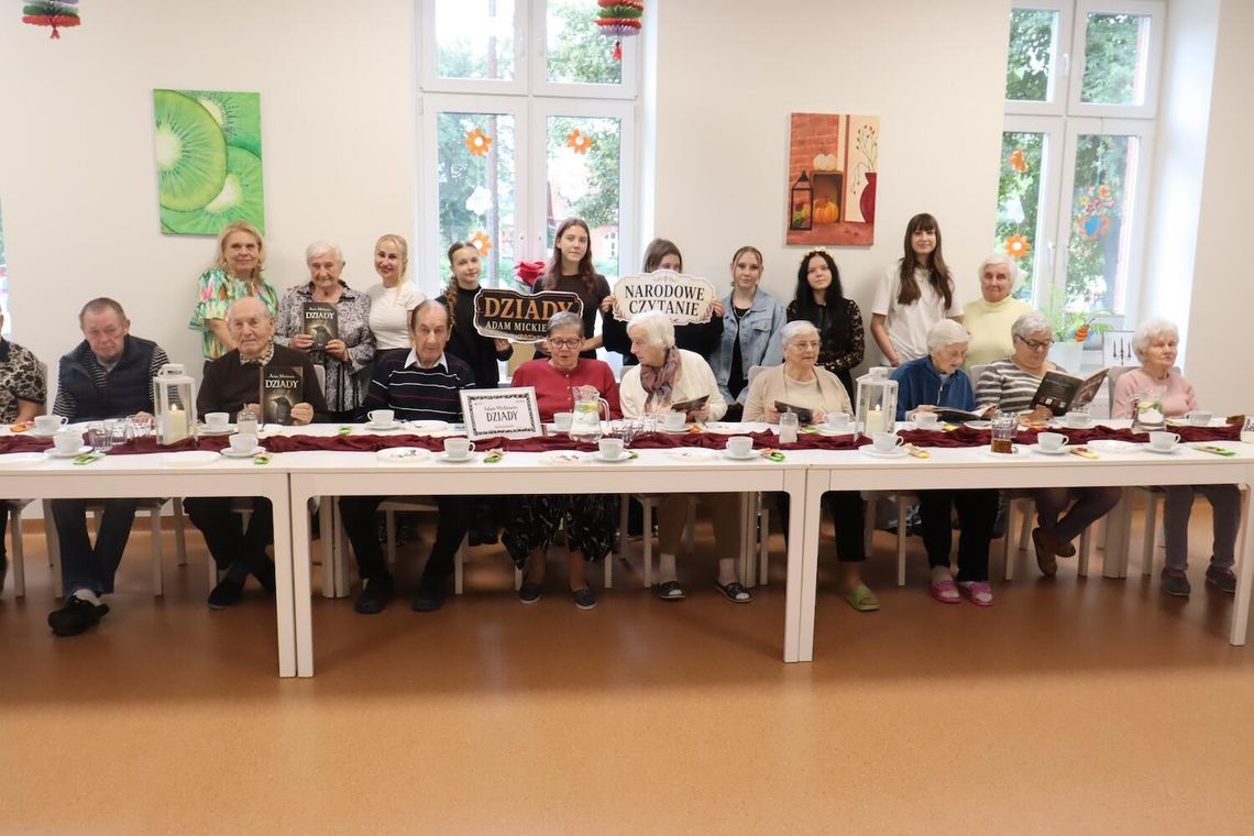 Spotkanie pokoleń przy wspólnej lekturze – Narodowe Czytanie  uczniów z SP Modlimowo w Dziennym Domu Seniora w Gryficach