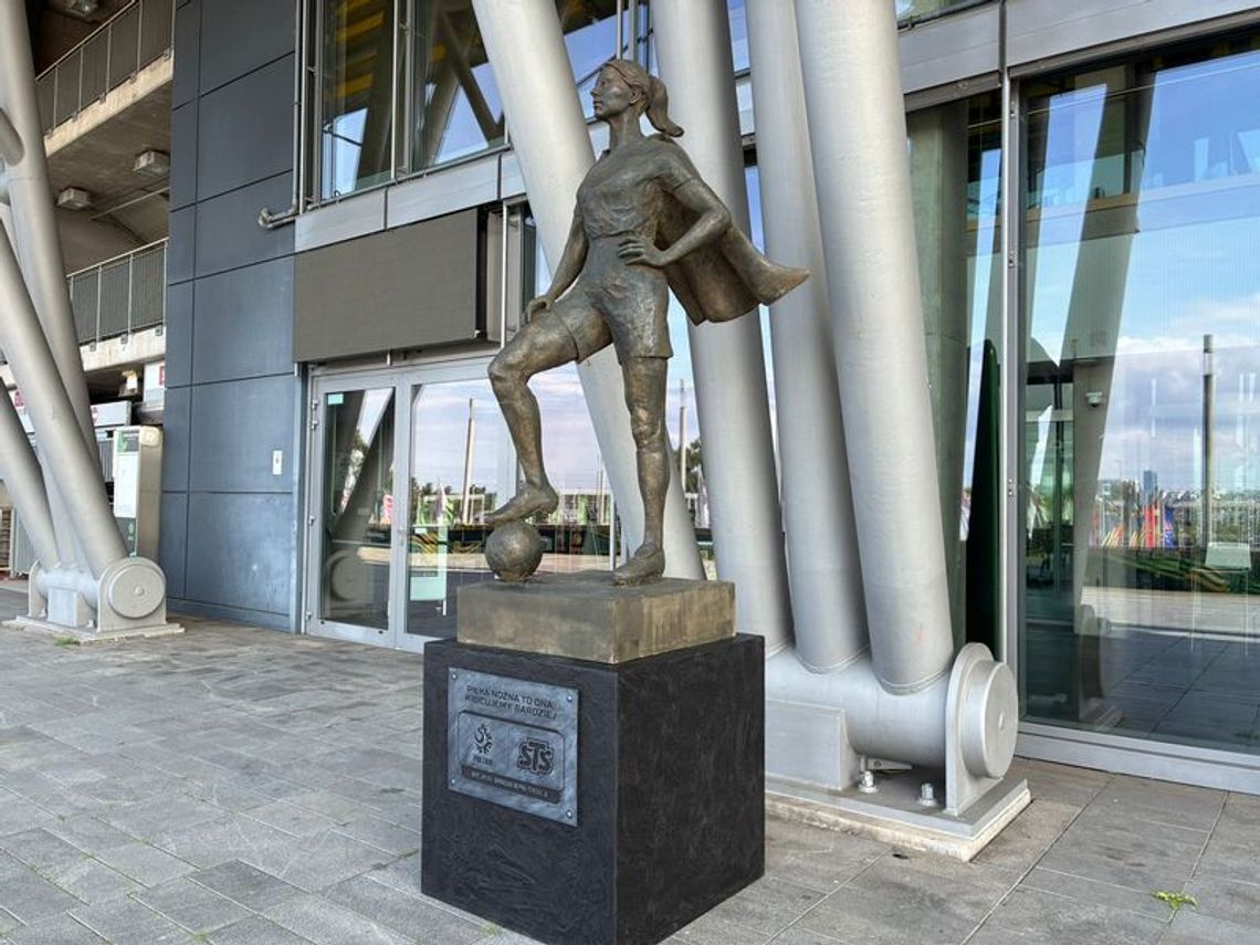 STS stworzył pomnik piłki kobiecej