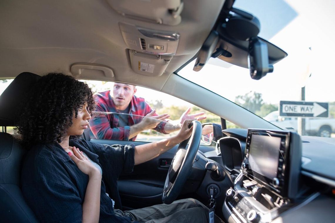 Świąteczne korki, świąteczna agresja. Według najnowszych badań 43% polskich kierowców uważa, że w okresie świąt na drogach jest bardziej agresywnie
