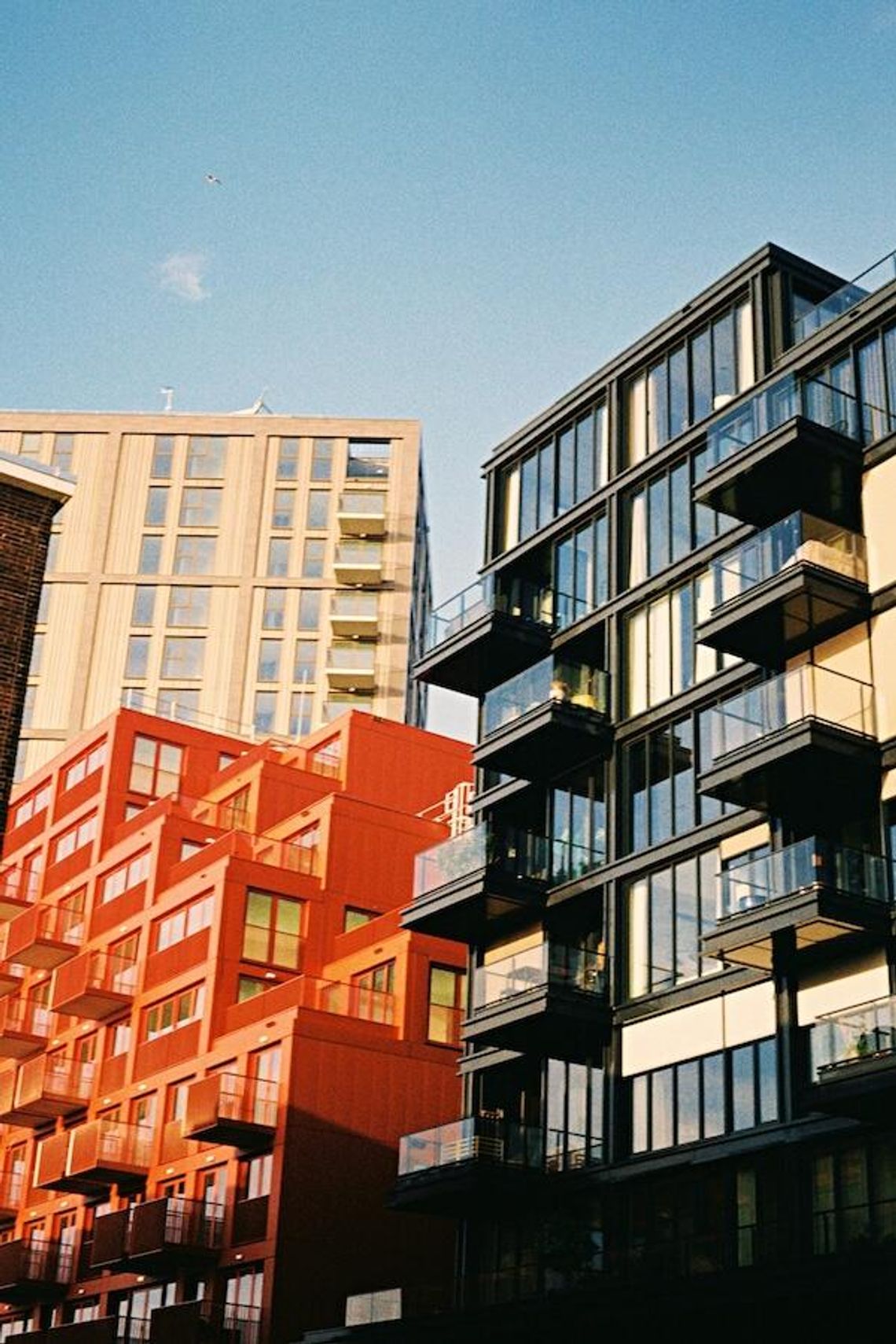 Światło, które na siebie zarabia: nowoczesne standardy oświetlenia w budynkach wielorodzinnych