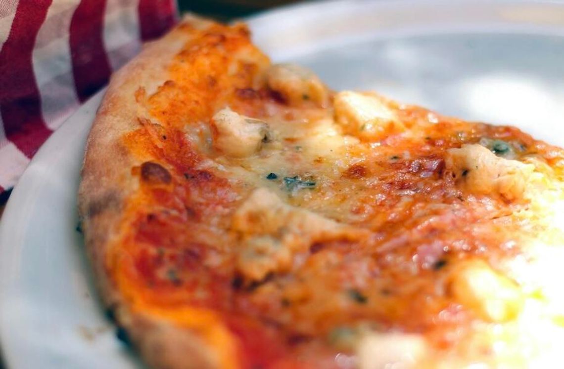 Światowy Dzień Pizzy. Jak zrobić w domu pizzę z idealnie ciągnącym się serem?