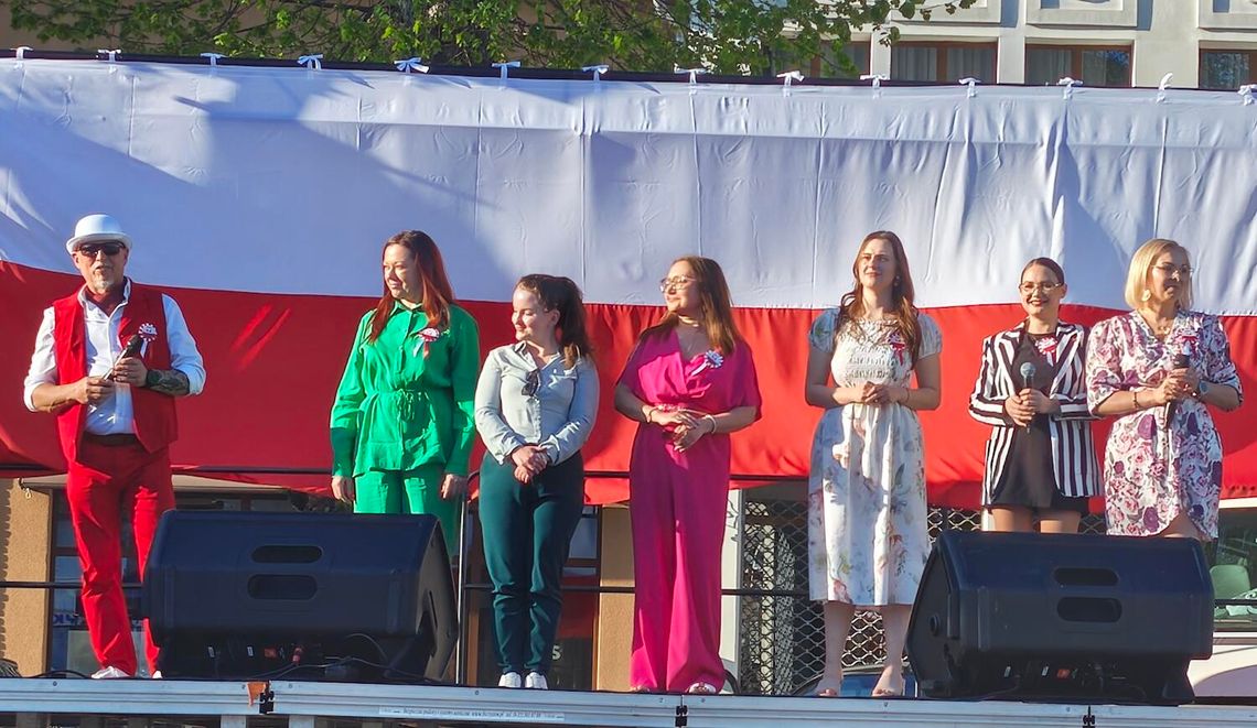 Święto Flagi w Gryficach. Mieszkańcy wspólnie świętowali na Placu Zwycięstwa