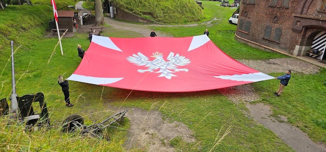 Świnoujście: na latarni morskiej zawisnie ponad 150-metrowa bandera Wojska Polskiego z okazji Święta Wojska Polskiego Świnoujście: na latarni morskiej zawisnie ponad 150-metrowa bandera Wojska Polskiego z okazji Święta Wojska Polskiego