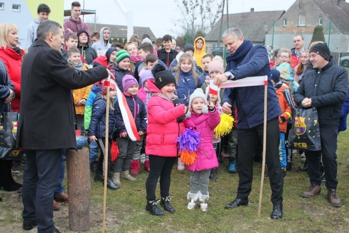 Szkoła w Błotnie ma nowy przyszkolny plac zabaw