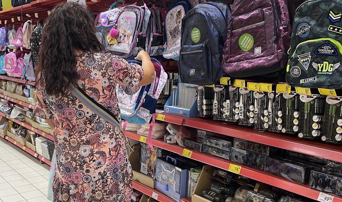 Szkolne zakupy. Sklepy tną liczbę promocji i gazetek, ale ceny r/r poszły w górę tylko o 2,9 proc.