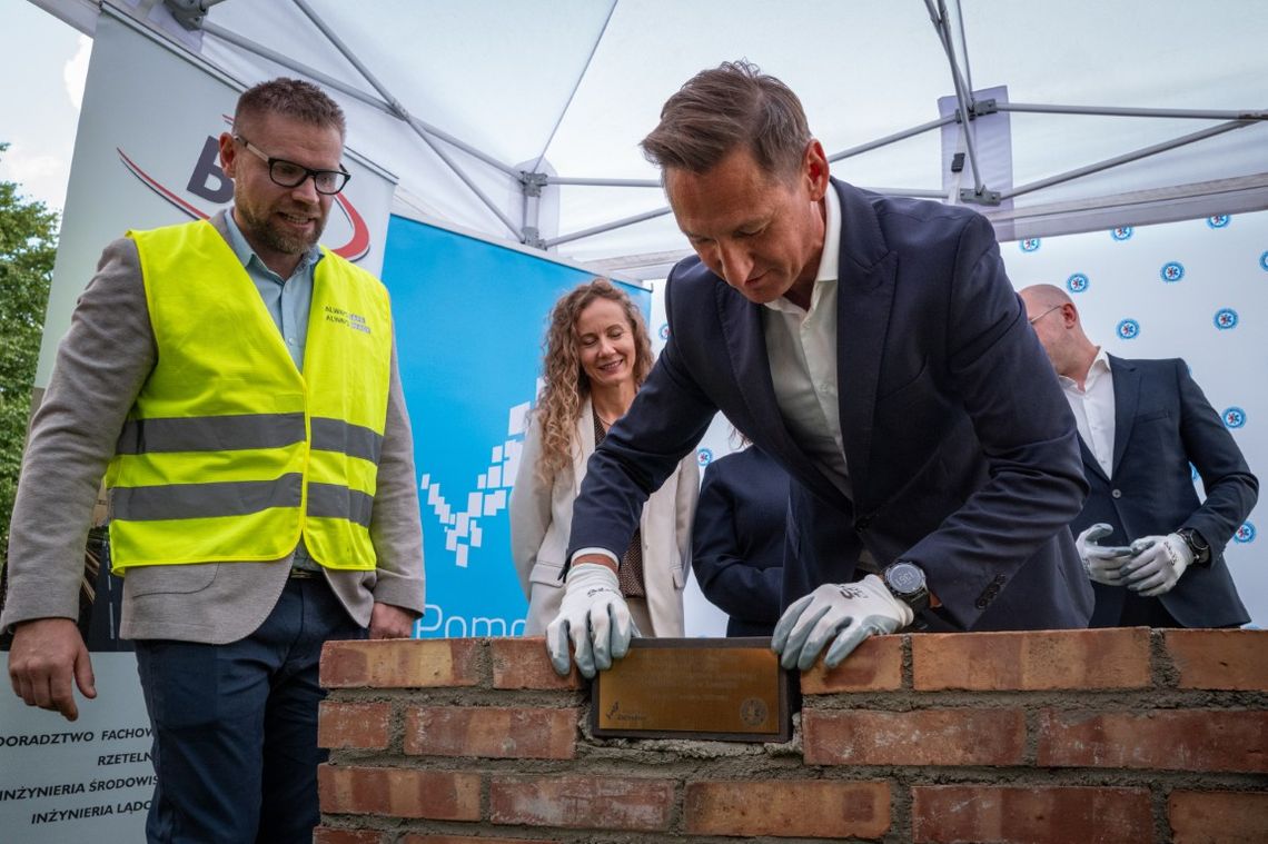 To kolejny krok do powstania nowego budynku stacji pogotowia ratunkowego w Koszalinie. Przekazano plac budowy oraz wmurowano kamień węgielny