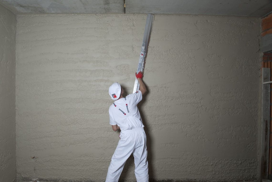 Tynki cementowo-wapienne – za co cenią je wykonawcy?