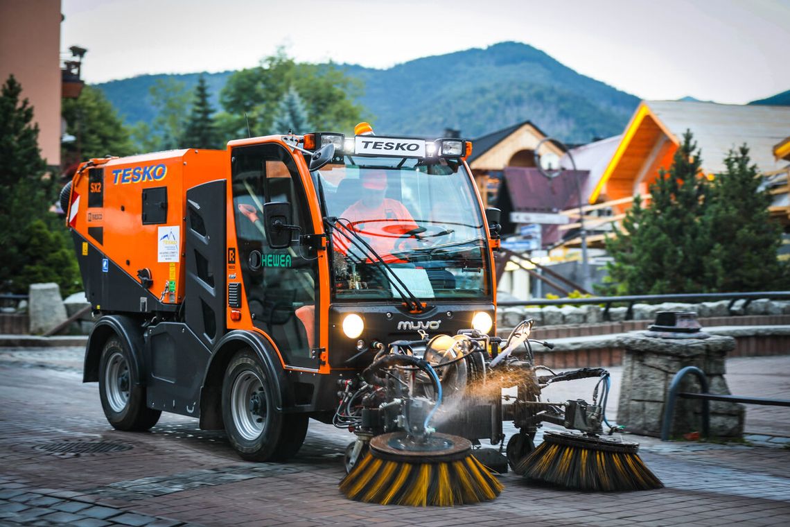 Tysiące ton piasku na drogach. Kto posprząta po zimie 2025/2026?