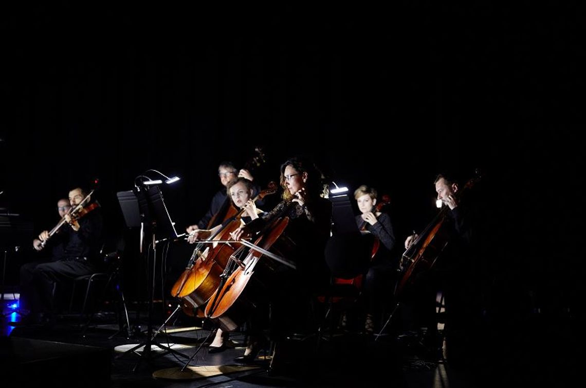 Unikalny koncert symfoniczny w ciemności w Katowicach - „Tam sięgaj, gdzie wzrok nie sięga” z Santander Bank Polska