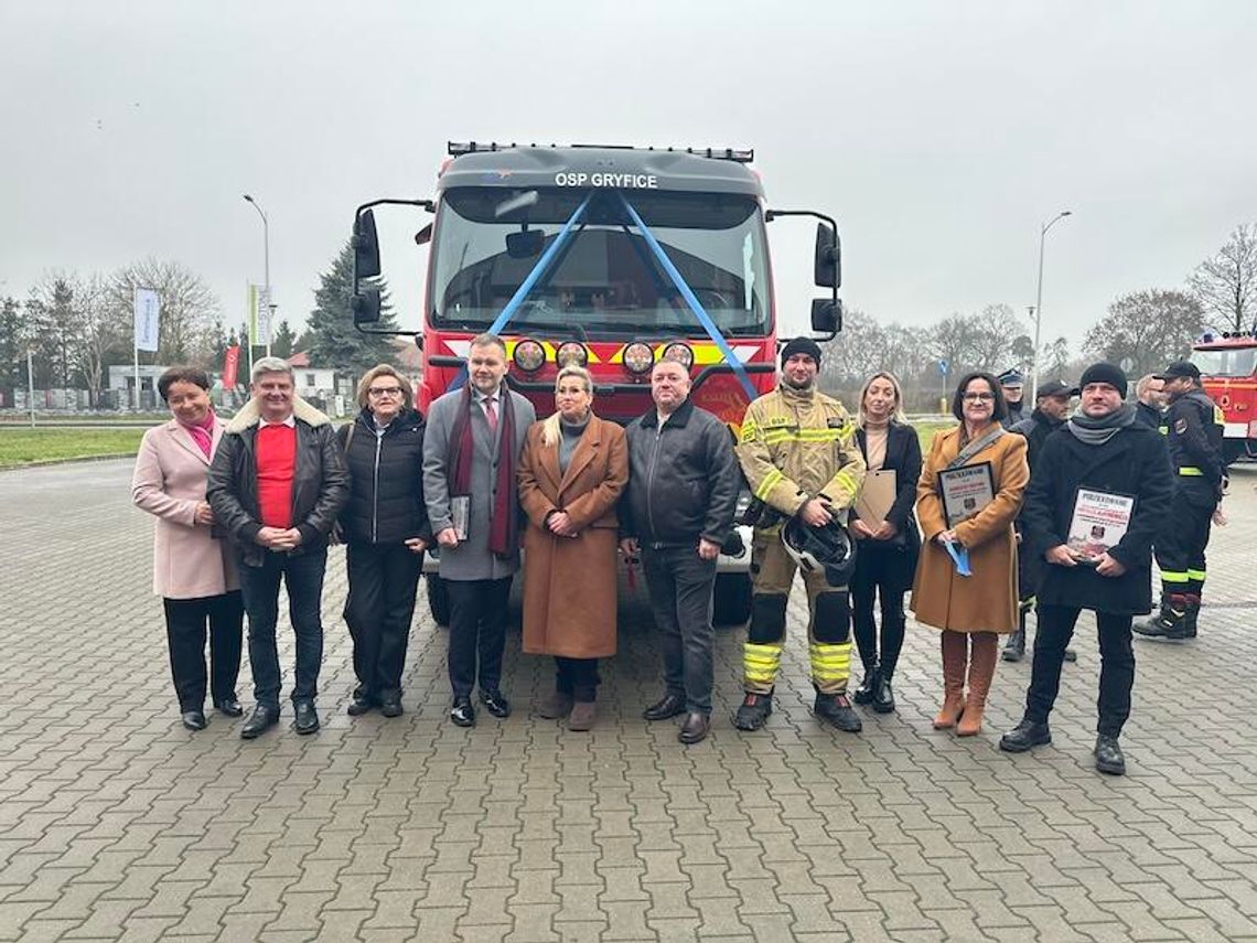 Uroczystość wprowadzenia nowego samochodu strażackiego w Gminie Gryfice